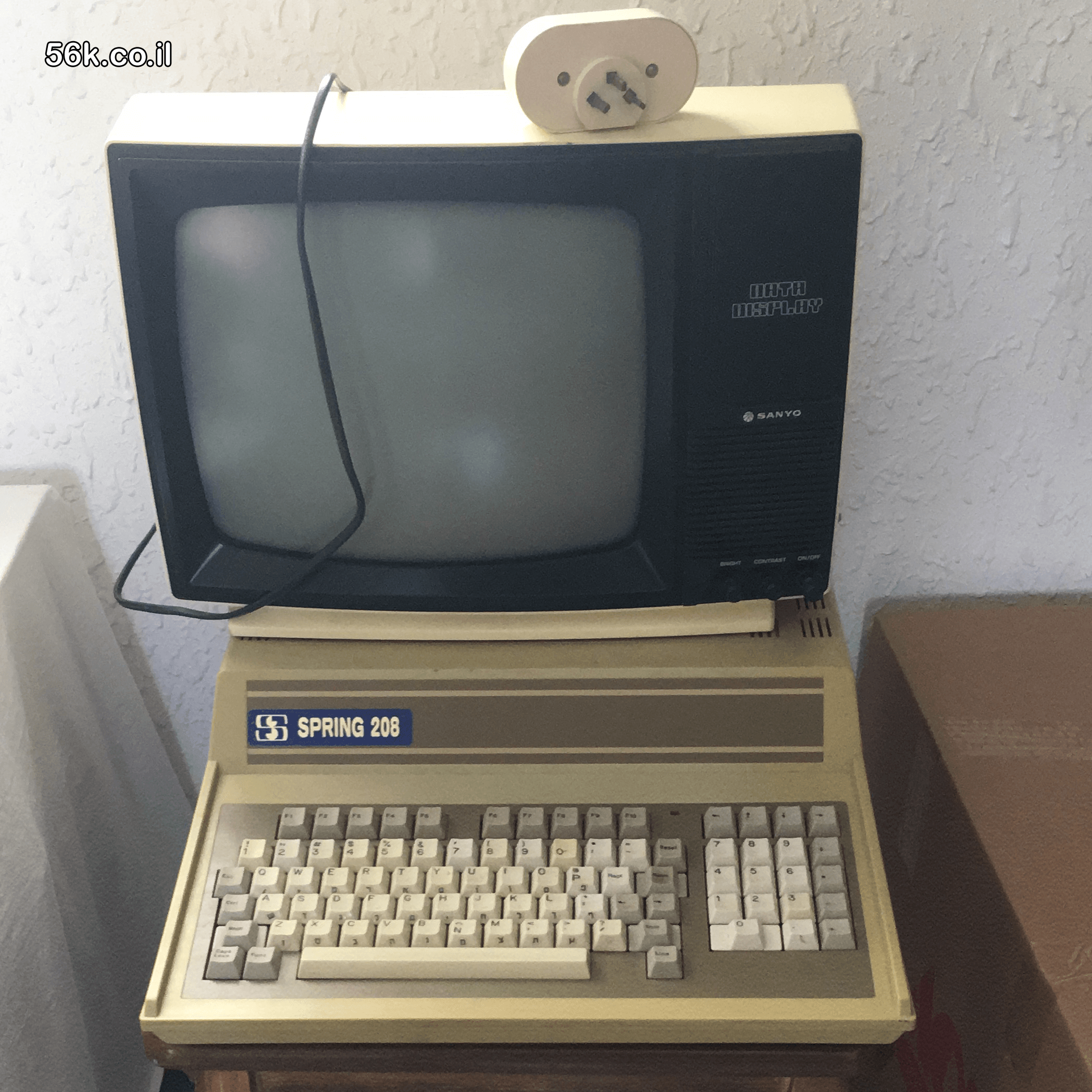 מחשב תואם Apple II מדגם Spring 208 עם מוניטור Sanyo Data Display במבט חזיתי מלא