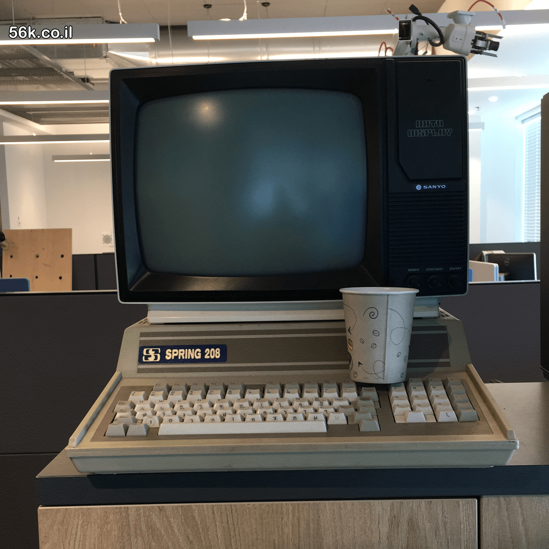 מחשב תואם Apple II מדגם Spring 208 ועליו מוניטור Sanyo Data Display משנות ה-80