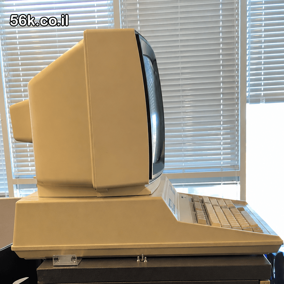 מבט מהצד על מחשב תואם Apple II מדגם Spring 208 ומוניטור Sanyo Data Display